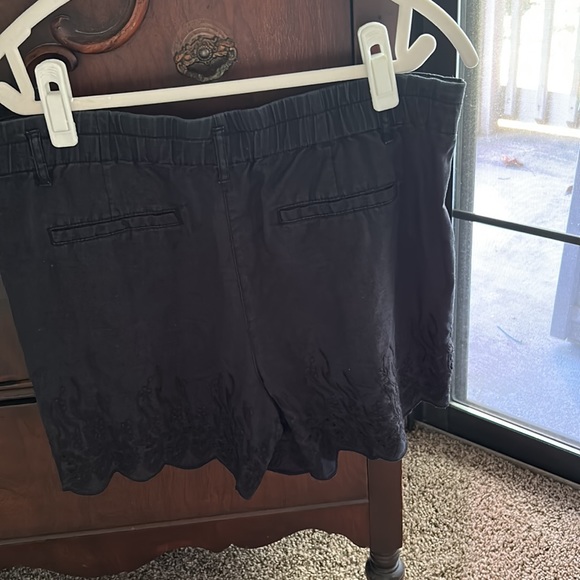 Ann Taylor black linen shorts. Size 10. - Picture 3 of 12